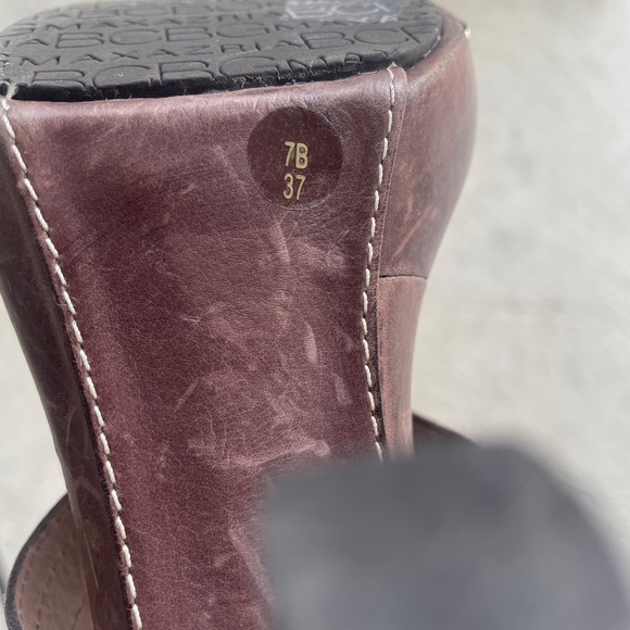 BCBG MaxAzria Brown Leather Slides Sandals Heels - Picture 10 of 10